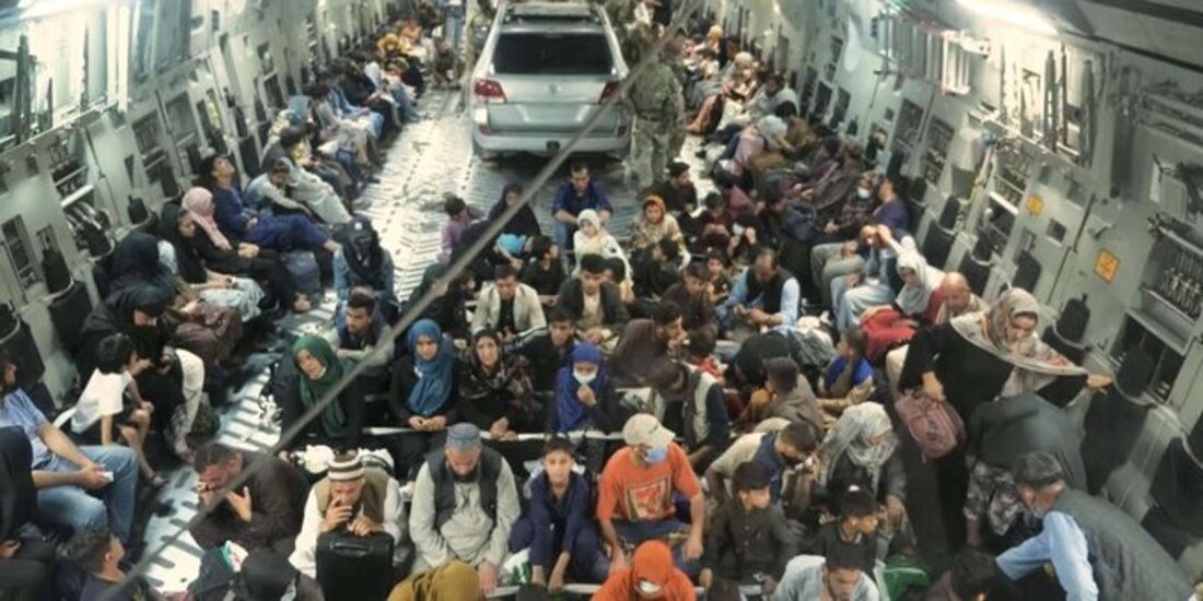En redes sociales critican decisión de sacar un automóvil y no a más personas de Afganistán.