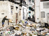 Un hombre tira basura en una calle del centro de La Habana, ayer.