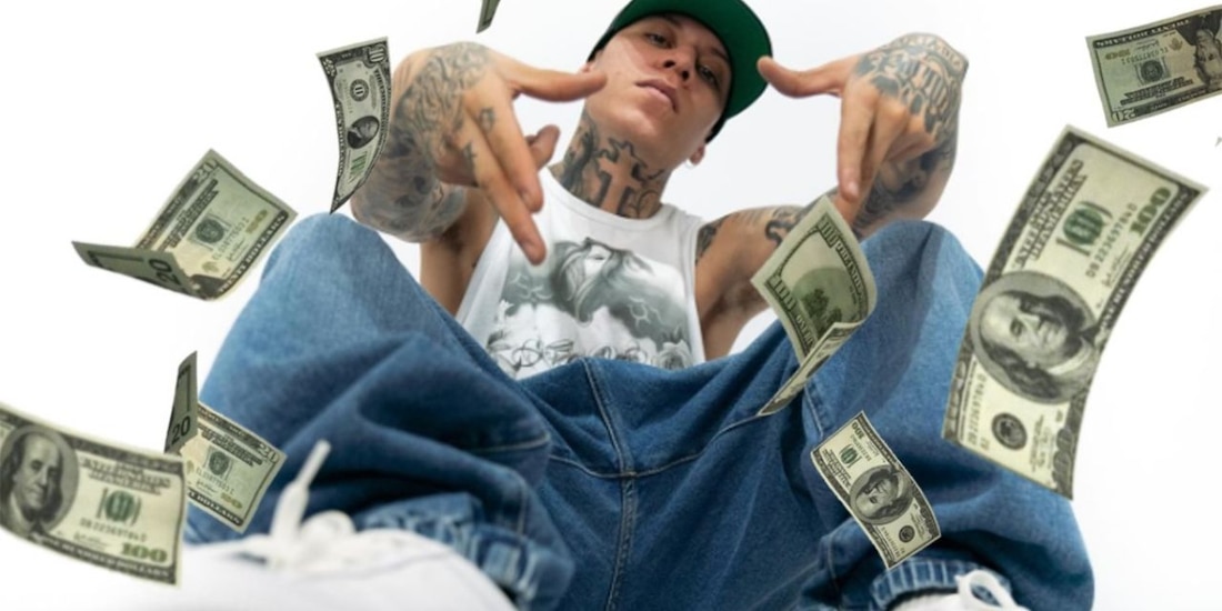 Santa Fe Klan presume montañas de billetes en redes y fan le pide ayuda para cirugía de su hijo