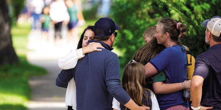 Una familia se abraza después del tiroteo, ayer.