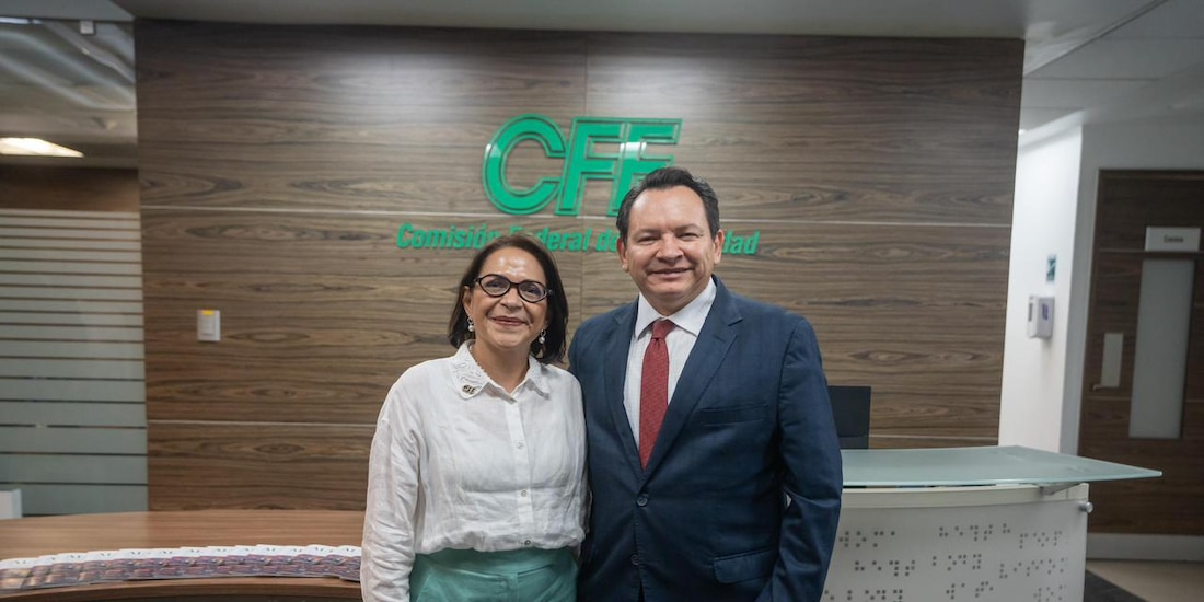Autoridades de la CFE y el Gobernador de Yucatán.