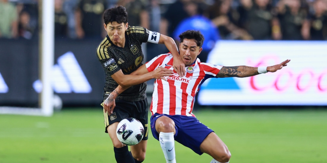 Omar Govea y Heung Min-son en una jugada durante el partido.