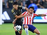 Omar Govea y Heung Min-son en una jugada durante el partido.