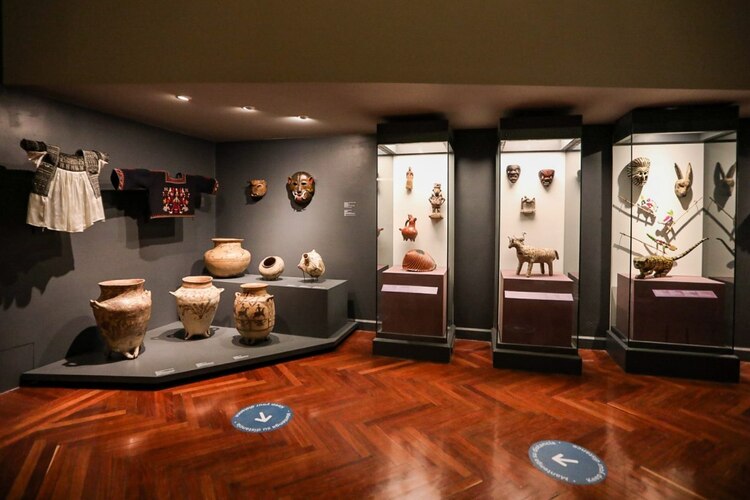 "Arte de los pueblos de México. Disrupciones indígenas"