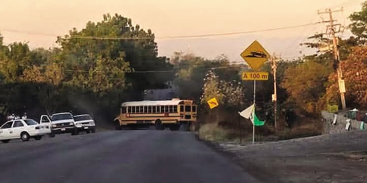 En redes sociales se difundieron imágenes de bloqueos carreteros.