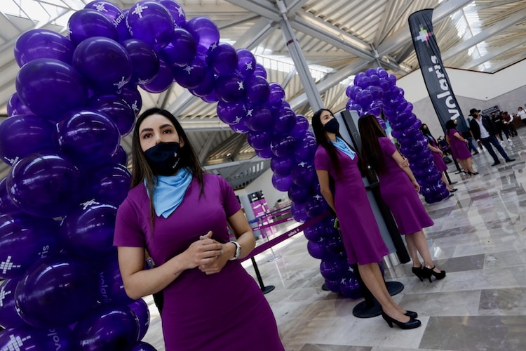 Edecanes de la aerolínea Volarís, durante la inauguración del AIFA, ayer.