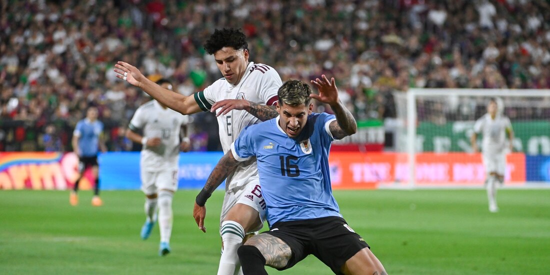 Jorge Sánchez disputa un balón con Mathías Olivera en el cotejo amistoso entre México y Uruguay.