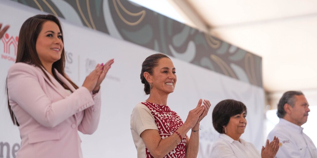 La Presidenta Claudia Sheinbaum y la gobernadora de Aguascalientes, Teresa Jiménez (izq.), ayer, en Rincón de Romos.