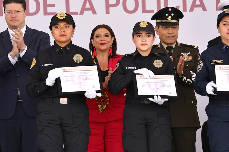 La jefa de Gobierno, Clara Brugada, al fondo de dos policías graduadas, el 25 de julio de 2026.