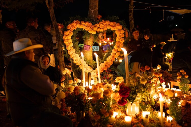 En Michoacán realizaron la Noche de Ánimas de Janitzio, ayer.