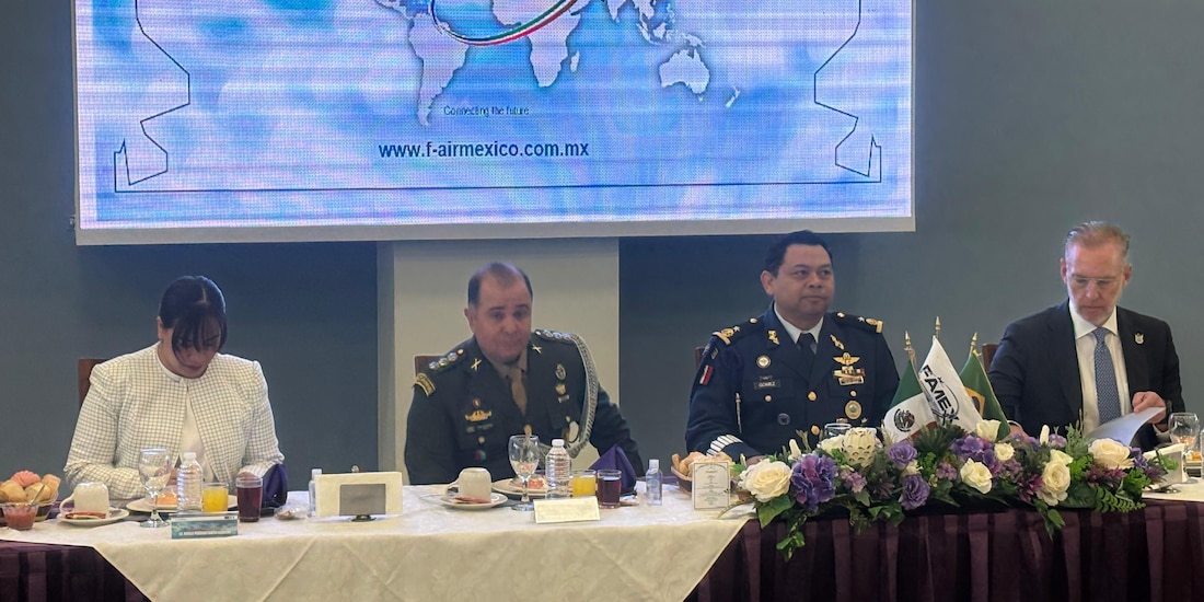 Integrantes de las Fuerzas Aéreas al hacer el anuncio.