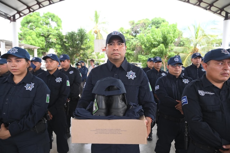 Policías municipales durante la entrega de uniformes.