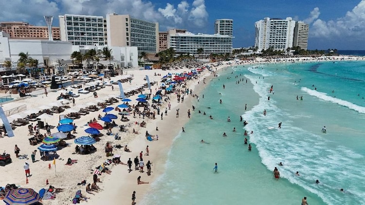 Turistas disfrutan de esta temporada vacacional de Semana Santa en playas de Quintana Roo.