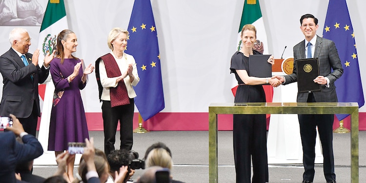 La presidenta de México y representantes de la UE, ayer, en la firma de los acuerdos.