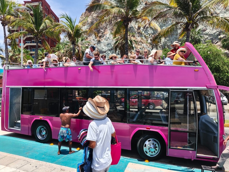 Turistas extranjeros recorren el Centro Histórico y el Malecón tras el arribo de una nueva embarcación al puerto.