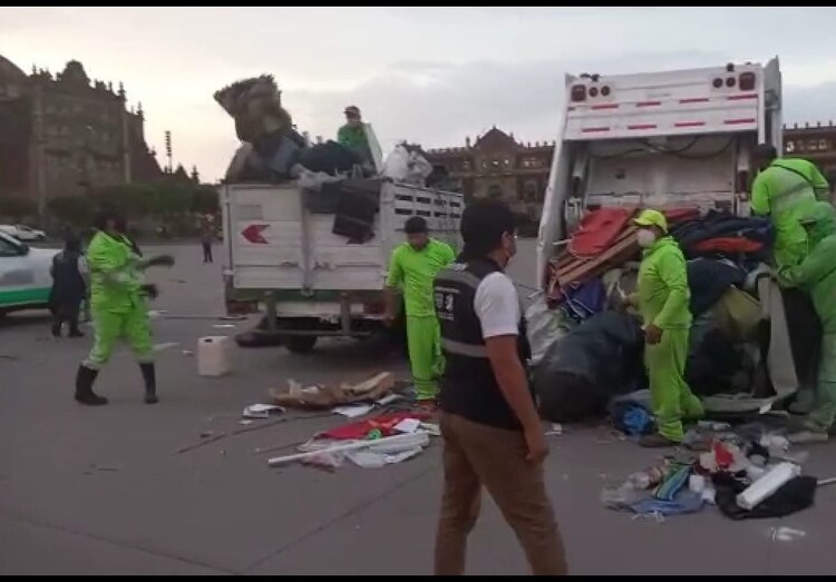 Retiran al "Campamento México"’ de la plancha del Zócalo