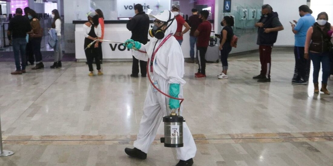 Un trabajador de limpieza realiza rondas de sanitización en el Aeropuerto Internacional de la Ciudad de México (AICM) con la finalidad de reducir los contagios de COVID-19.