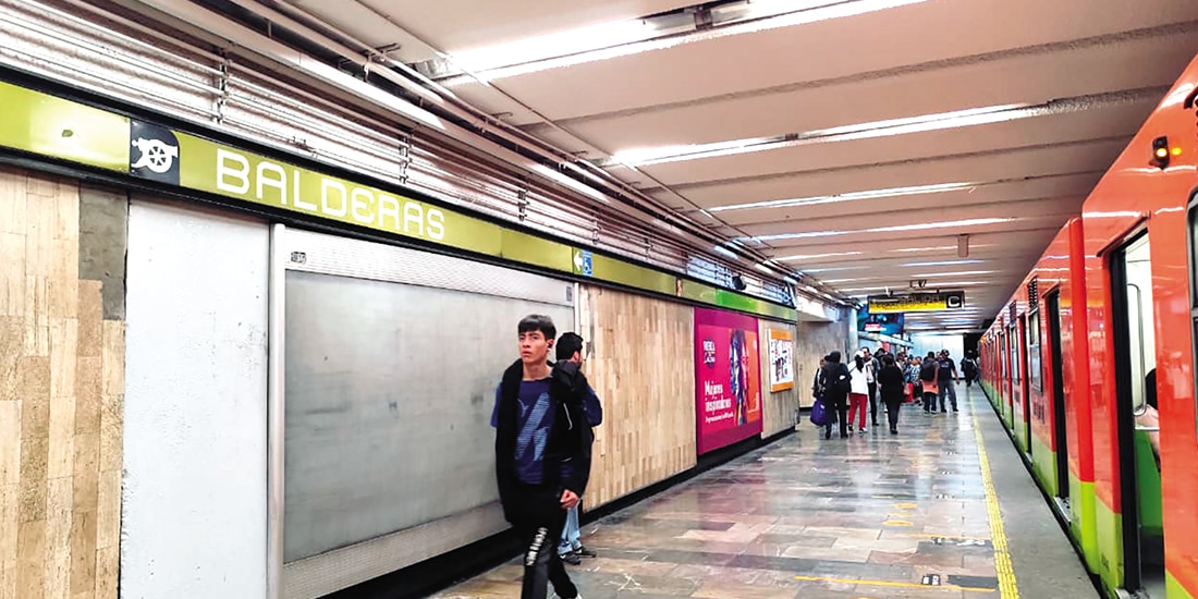 Usuarios del Metro descienden de un vagón de la Línea 3, el 4 de diciembre