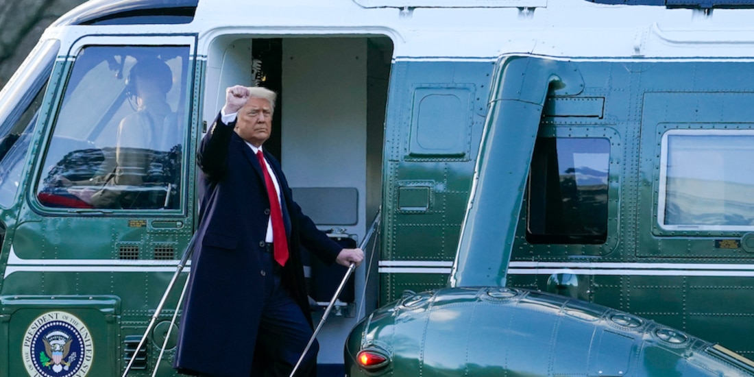 El expresidente Trump levanta el puño, antes de abordar el helicóptero Marine One hacia la base aérea Andrews.