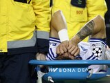 Rodrigo Huescas abandona la cancha en camilla tras su lesión en el Qarabag vs Copenhague de Champions League.
