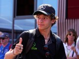 El piloto de Mercedes, el italiano Andrea Kimi Antonelli, muestra el pulgar en el paddock del circuito de Monza, previo al Gran Premio de Italia de F1