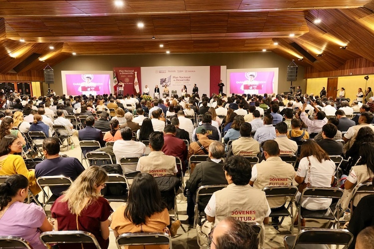 El Centro Cultural y de Convenciones de Oaxaca recibe a líderes y autoridades para construir políticas laborales en beneficio del pueblo.