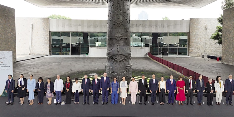 La Presidenta Claudia Sheinbaum (c.), junto a funcionarios y empresarios, ayer.