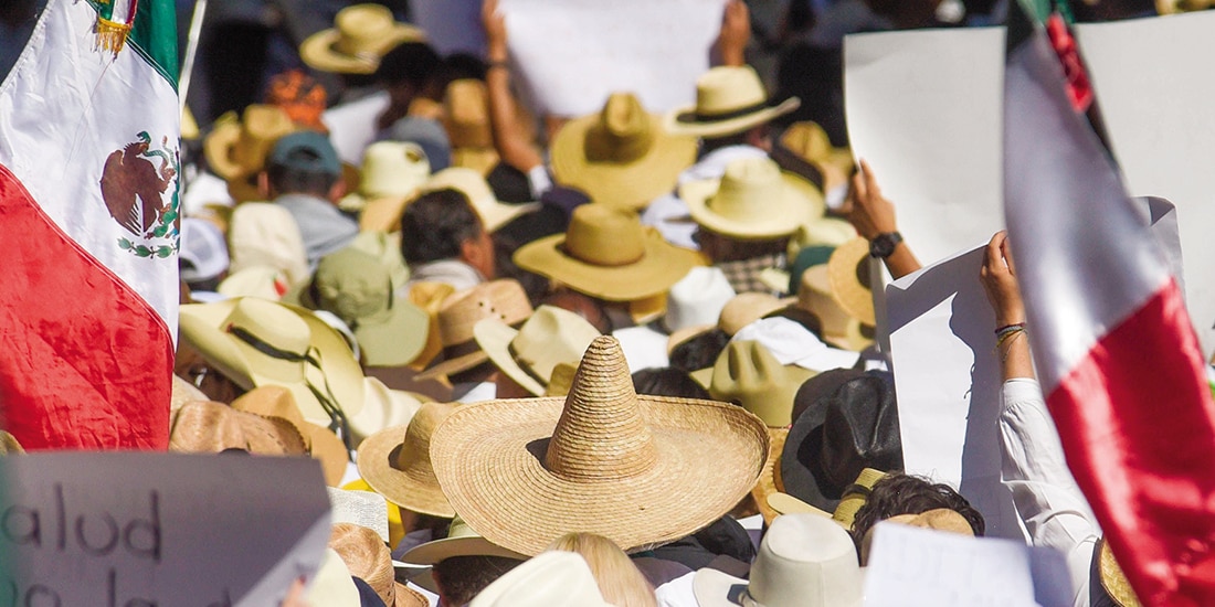 CIENTOS DE PERSONAS con sombreros salieron a las calles a manifestarse el 15 de noviembre de 2025 en Toluca, Estado de
México, para condenar el asesinato de Carlos Manzo, fundador de la iniciativa ciudadana que nació un año antes en Michoacán