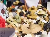 CIENTOS DE PERSONAS con sombreros salieron a las calles a manifestarse el 15 de noviembre de 2025 en Toluca, Estado de
México, para condenar el asesinato de Carlos Manzo, fundador de la iniciativa ciudadana que nació un año antes en Michoacán