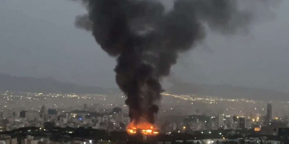 El humo se eleva desde un incendio, mientras continúa la guerra aérea entre Israel e Irán, ayer.