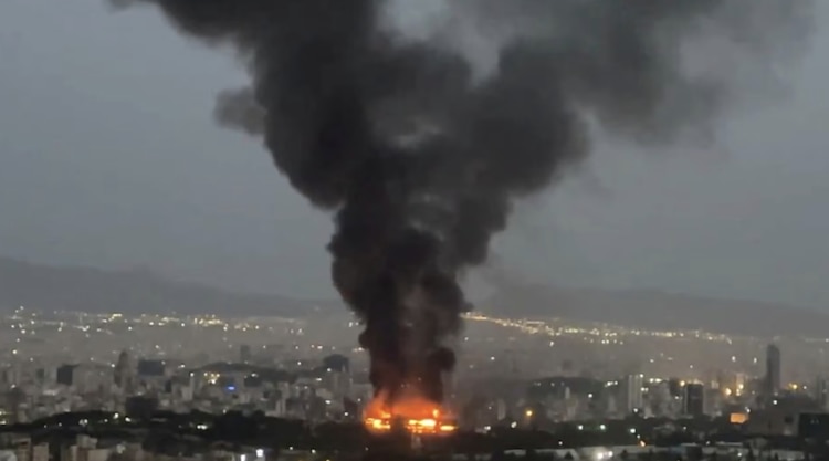 El humo se eleva desde un incendio, mientras continúa la guerra aérea entre Israel e Irán, ayer.