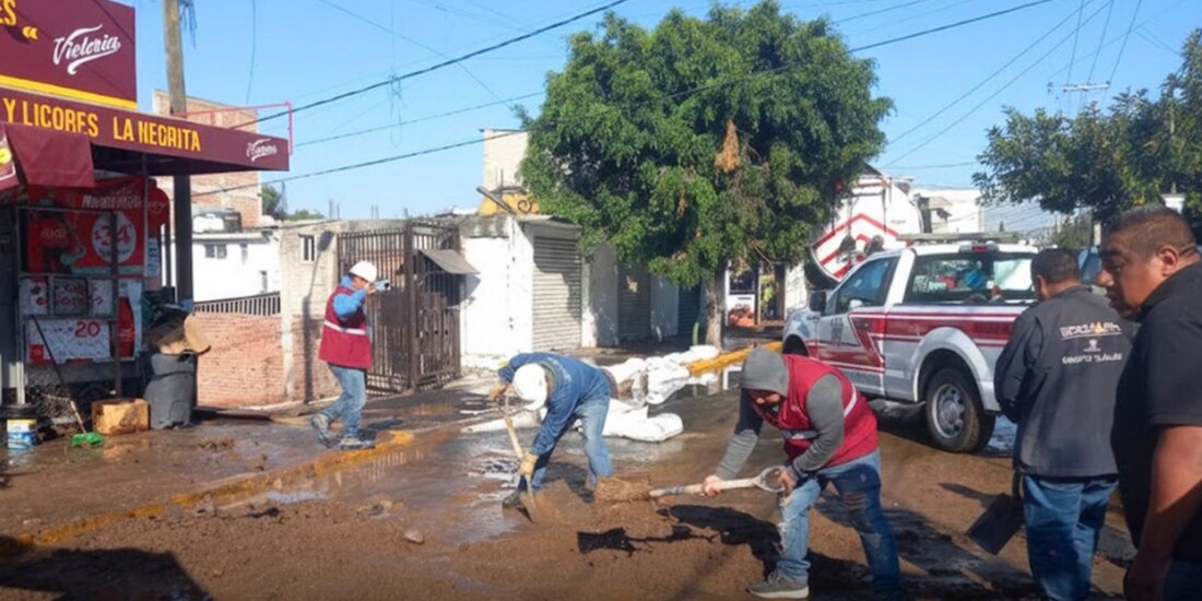 Fuga de agua potable registrada en San Miguel Xochimanga