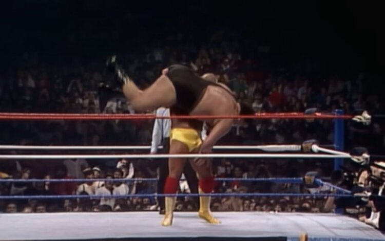 Cargar a André the Giant de 236 kg │
Durante Wrestlemania III, Hoogan levantó a André the Giant para aplicarle un bodyslam frente a 93 mil personas en el Pontiac Silverdome.