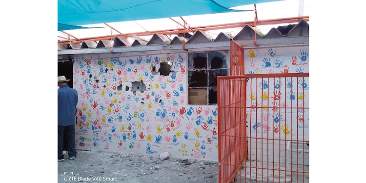 Los muros de un espacio tiene huecos por los golpes que recibió.