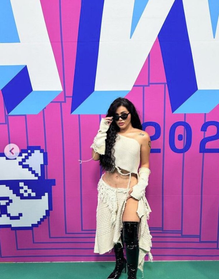 Gomita va con abdomen morado a los premios MTV Miaw 2023