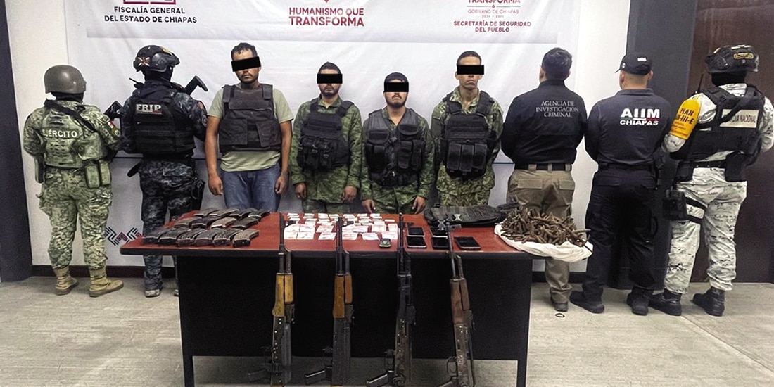 LOS DETENIDOS y el armamento, dinero y drogas que llevaban, ayer.