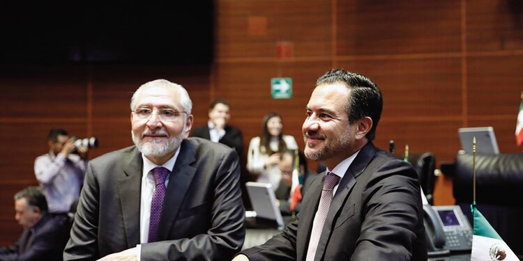 El presidente de la Jucopo en el Senado, Adán Augusto López Hernández, y Miguel Ángel Yunes, ayer.