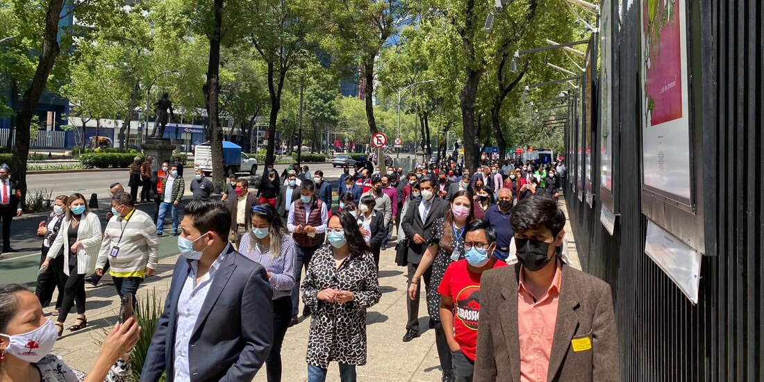 Personas Trabajadoras del Senado participan en Megasimulacro, el 21 de junio de 2021.