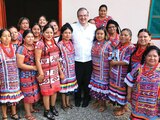 El canciller con mujeres de Tuxtepec, Oaxaca, ayer.