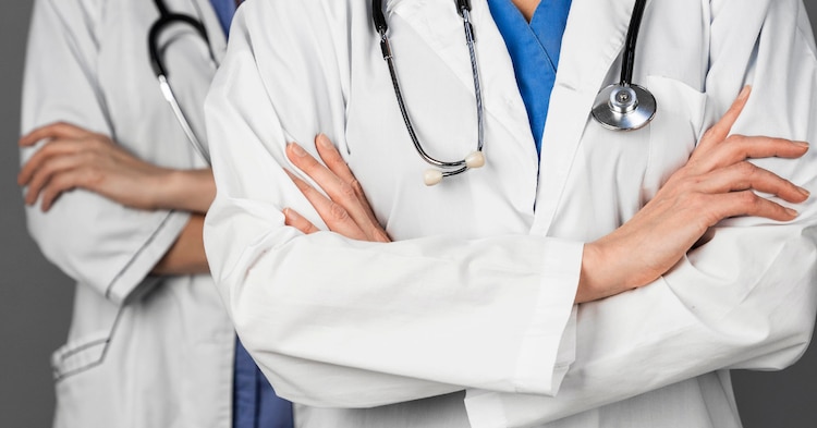 Médicos residentes realizan jornadas de hasta 36 horas en hospitales públicos durante su formación.