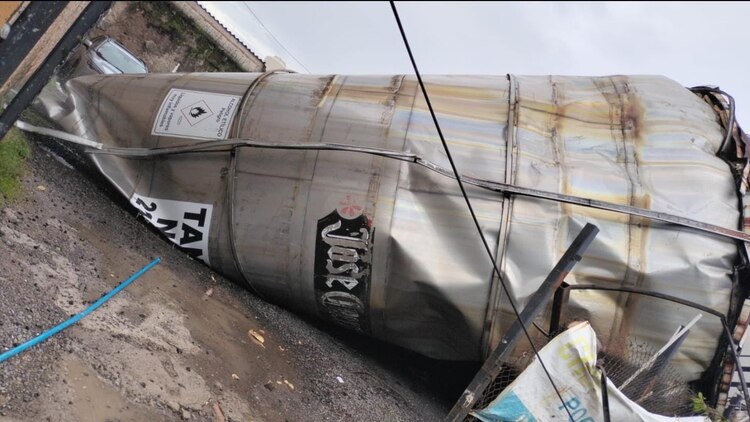 Así quedó el contenedor de tequila después de explotar.