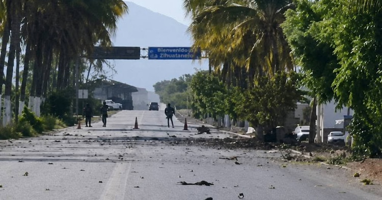 Explota presunto coche bomba en Escuinapa, Sinaloa.