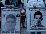 Padres de los 43 normalistas de Ayotzinapa alistan plantón en el Zócalo de CDMX.