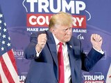 El expresidente Trump baila después de hablar en un mitin de campaña en el Sioux Center, en Iowa, ayer.