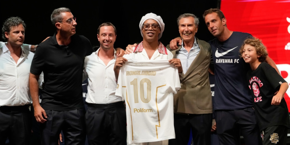 Ronaldinho en su presentación con el Ravenna.