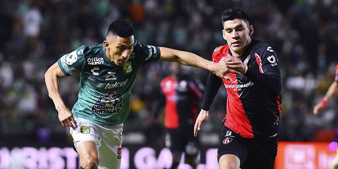 Ángel Mena, del León, y Jesús Angulo, del Atlas, el pasado jueves durante la ida de la final de la Liga MX en el Estadio León.