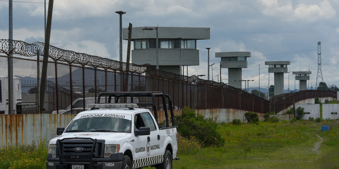 En la imagen, aspectos del exterior del Centro Federal de Readaptación Social Número 1, mejor conocido como “El Altiplano”.