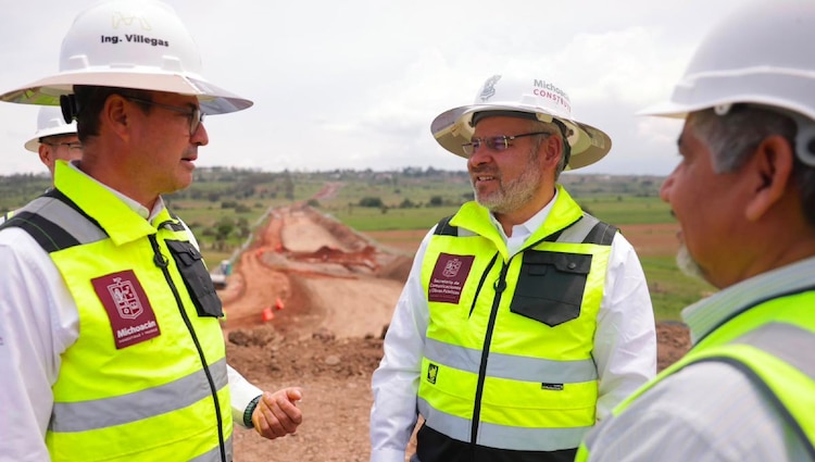 El gobernador Alfredo Ramírez Bedolla encabeza los recorridos de supervisión técnica de los frentes de obra activos en las zonas de montaña.