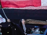 UNA mujer iraní corea consignas contra EU en Teherán, ayer.