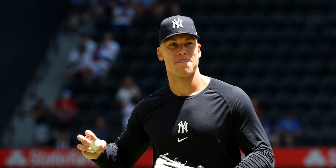El jardinero central de los Yankees de Nueva York Aaron Judge realiza un calentamiento antes del juego ante los Rangers de Texas el domingo 30 de abril del 2023.